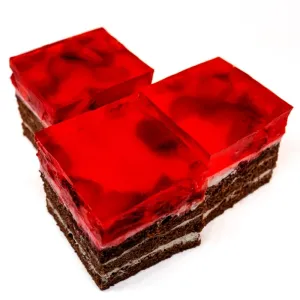 Jahodový řez - tradiční čerstvý mini zákusek, cukrárna Ostrava, Karviná a Petřvald